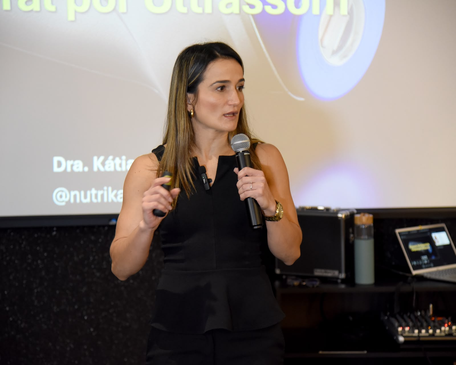 Dra. Kátia Wolff durante uma palestra